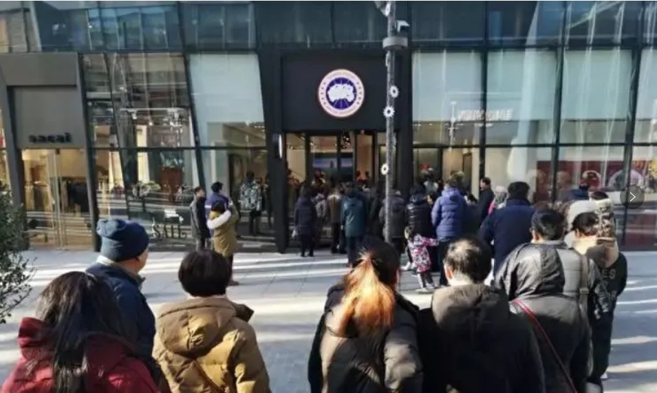 這一服裝巨頭突然宣布：全球裁員（yuán）17%！價格動（dòng）輒上萬元，曾排（pái）隊賣斷貨